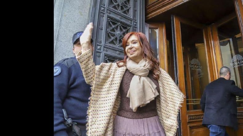 Cristina Kirchner se reunió con Urribarri y viaja a Chaco, donde arde la interna del PJ