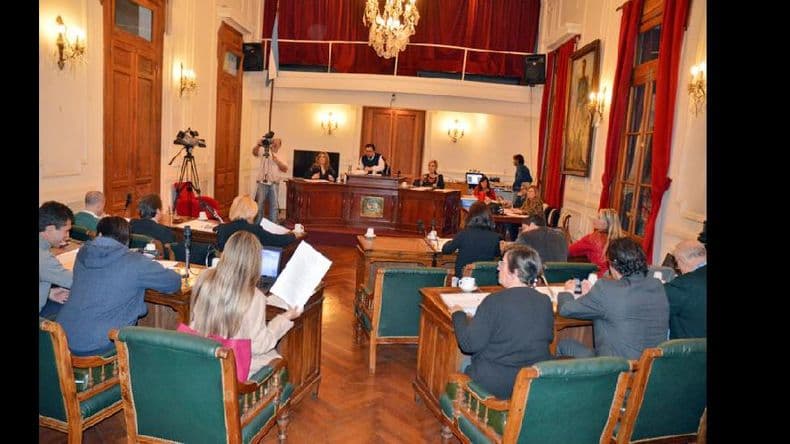 Debates en la sesión del Concejo Deliberante por los salarios en el Municipio y amenazas a políticos