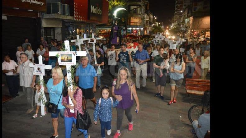 Vía Crucis: los fieles recordaron la pasión y muerte de Jesús