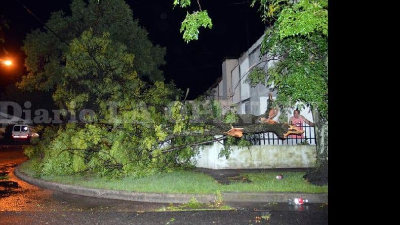 Una fuerte tormenta de lluvia y viento azotó la ciudad