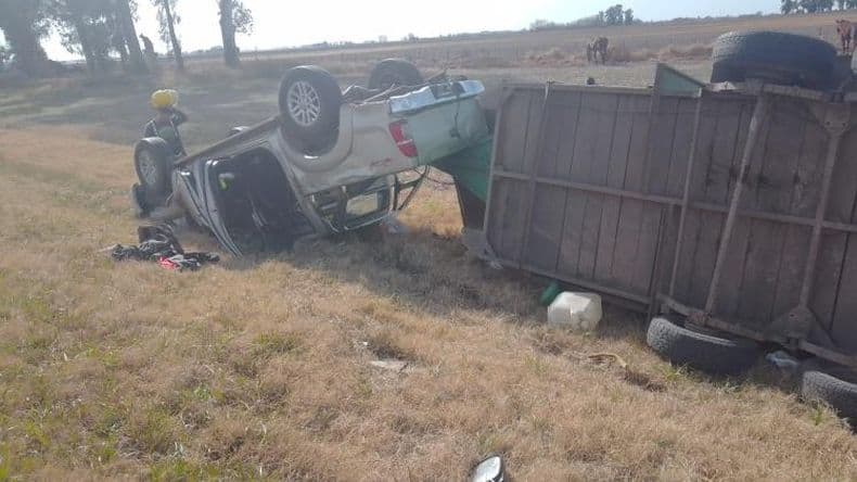 Vuelco de una camioneta con un trailer con caballos en la ruta Nº 32