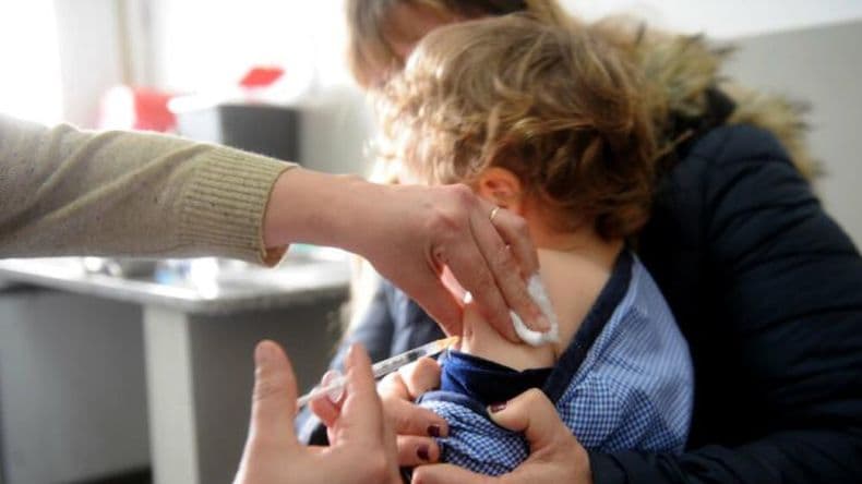 Bebés y niños de 6 meses a 3 años no necesitarán turno ni inscripción para vacunarse desde el lunes