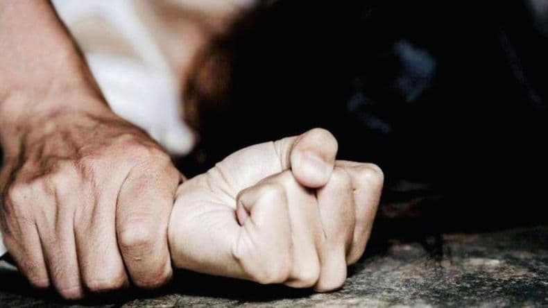Un menor abusó de una joven en un local comercial