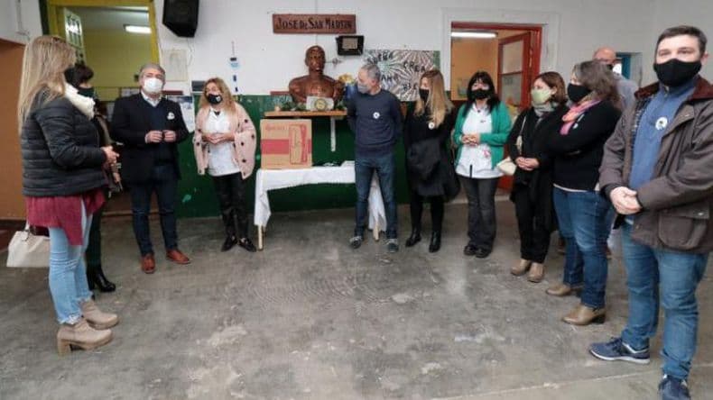 Martínez visitó la Escuela Primaria Nº 16 "José de San Martín"