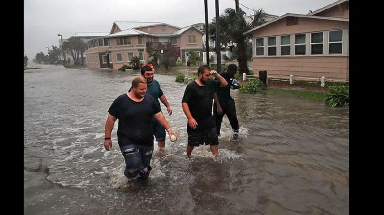 Furia de Matthew inunda costas y calles de Florida