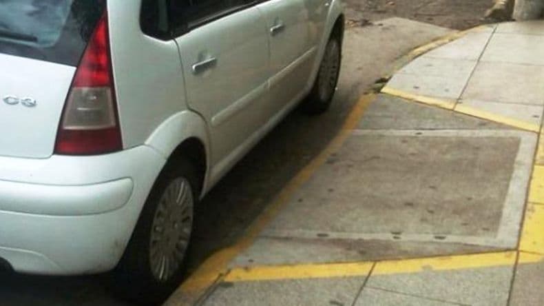 Mal estacionados: se puede denunciar de manera anónima
