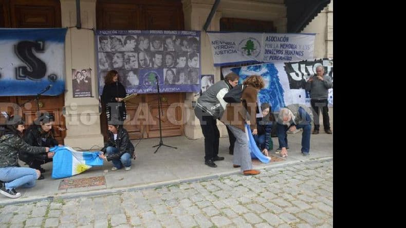 En un sentido acto colocaron Baldosas en memoria de Campero y Vázquez
