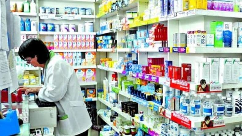 Cientos de farmacias bonaerenses suspendieron la atención de obras sociales y prepagas