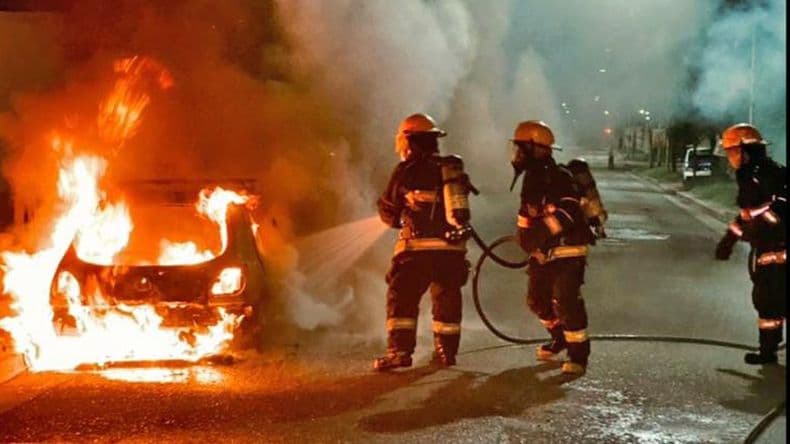 Un auto quedó destruido luego de incendiarse en el barrio Centenario