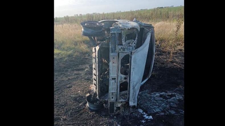 Vuelco e incendio de un utilitario en ruta N° 8