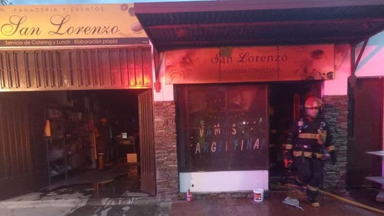 Un desperfecto eléctrico de una heladera provocó voraz incendio en una panadería