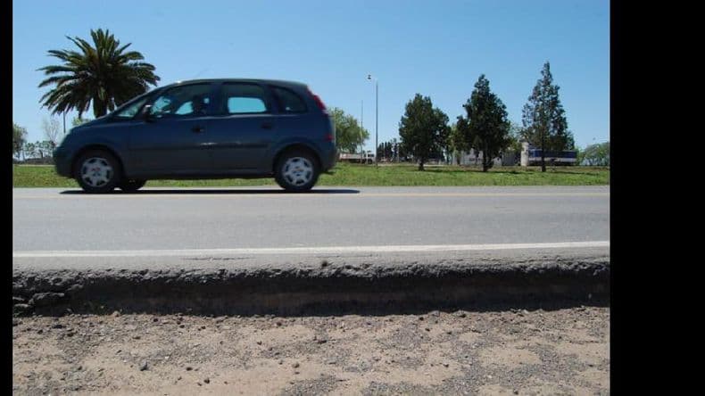 Llevan a cabo trabajos para recalzar banquinas en la ruta Nº 32