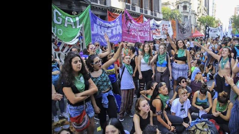 En el inicio del debate, hubo voces a favor y en contra del aborto
