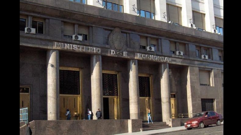 El déficit fiscal se redujo 35,9% en abril