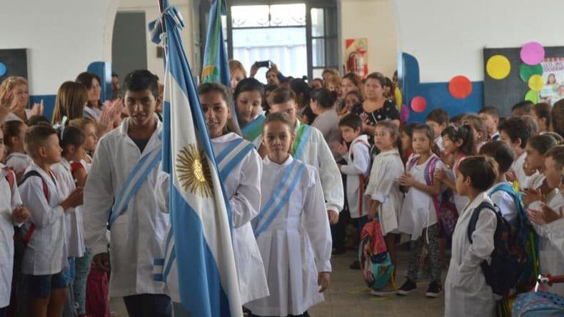 ¿Qué alumnos pasan de grado y cómo se recuperan contenidos?