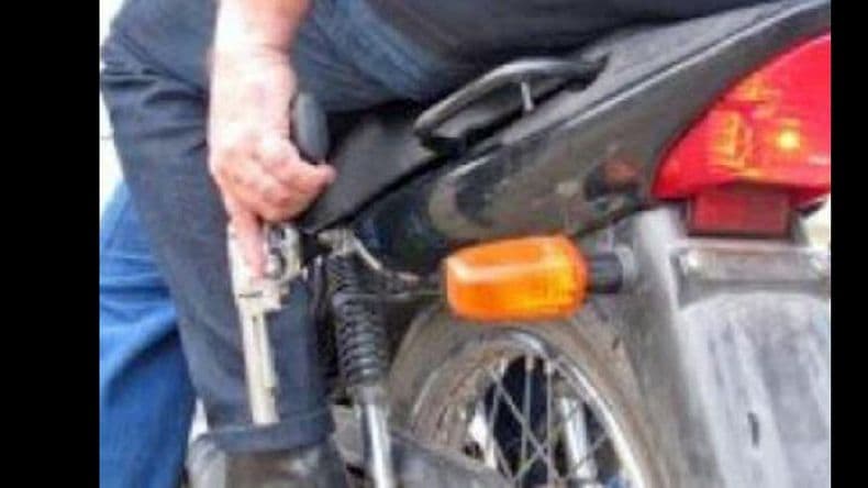 Intentaron robarles a dos motociclistas: a una mujer la hicieron caer del rodado