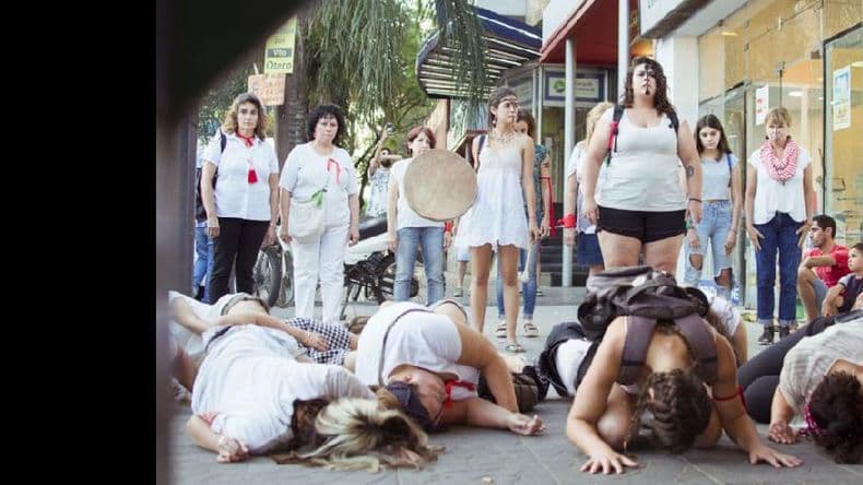 Violencia de género: Artistas Pergaminenses hicieron una intervención