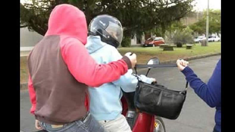 Denunciaron un robo de una moto a mano armada y dos arrebatos de carteras