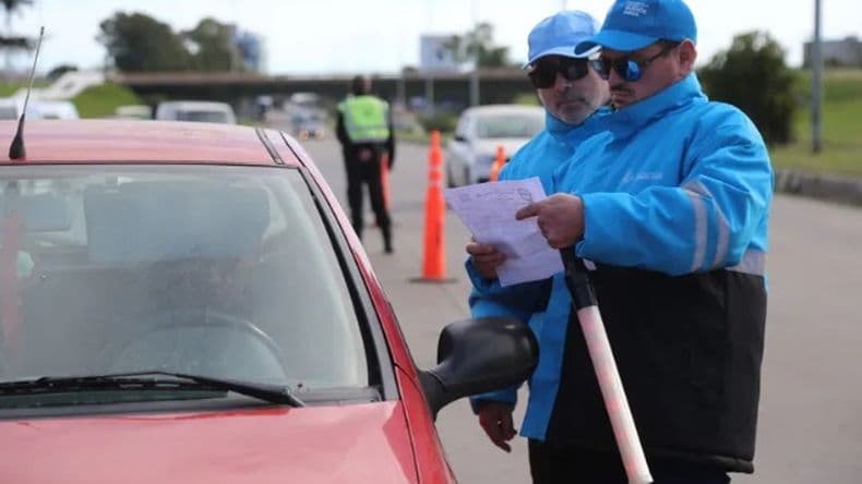 Multas más caras y seguridad vial: cruzar en rojo o circular sin VTV puede costar hasta $1.606.000