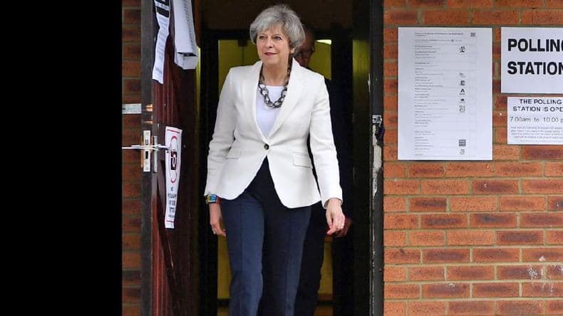 Theresa May da los primeros pasos para formar gobierno pese al revés electoral
