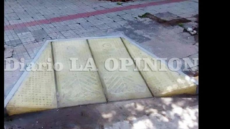 Colocaron las nuevas rampas para personas discapacitadas a lo largo de calle Merced