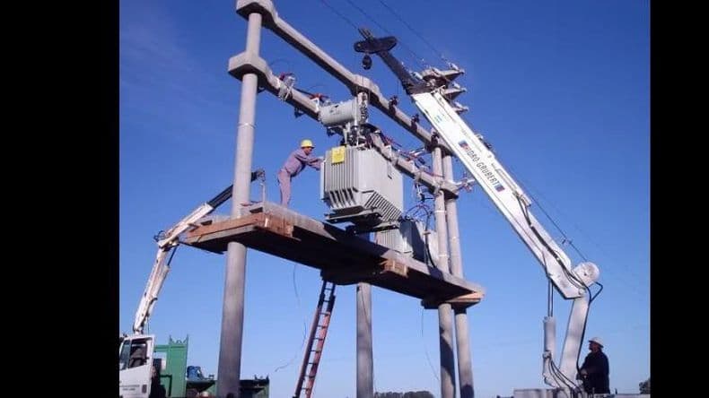 Realizan obras para mejorar el servicio eléctrico en los barrios