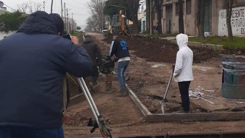 Realizan obras de cordón cuneta en distintos barrios de la ciudad
