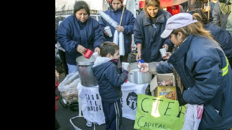 Ollas populares y cortes en las esquinas porteñas