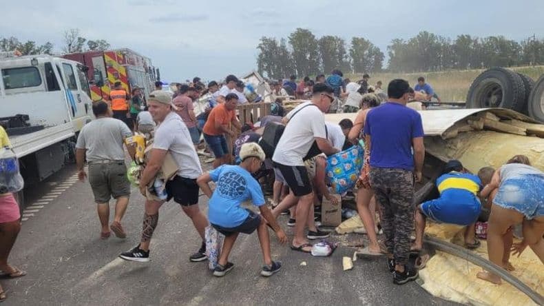 Dieron a conocer la identidad del camionero fallecido al volcar en la autopista
