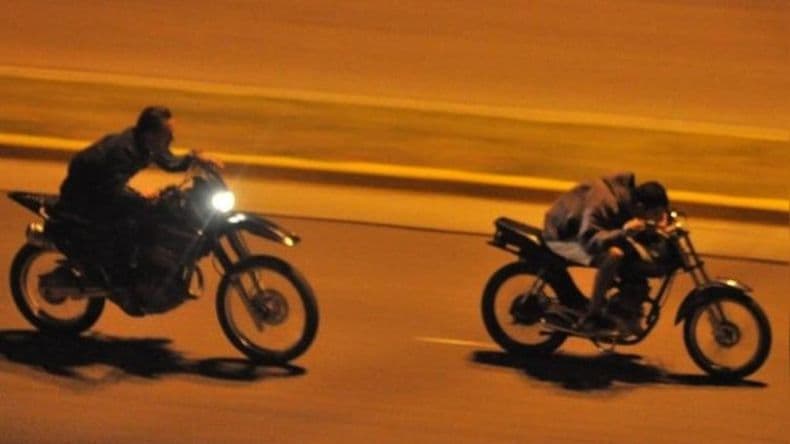 Un adolescente terminó lesionado al caer de la moto durante una "picada" ilegal