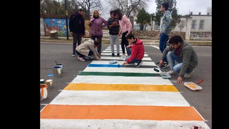 Pintaron sendas peatonales con los colores de la bandera de la Diversidad
