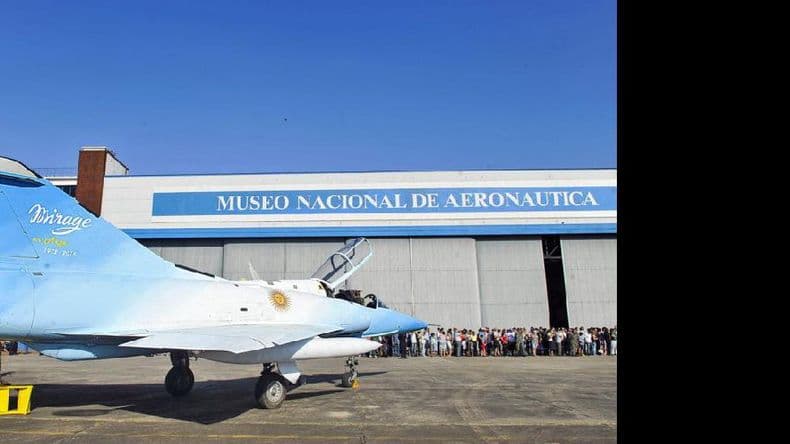 Dos Mirage que combatieron en Malvinas llegaron al Museo Aeronáutico de Morón