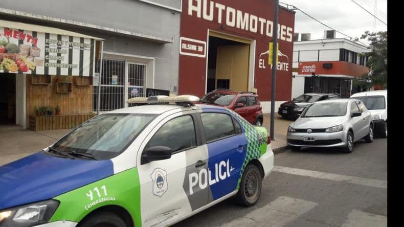 Violento robo en la agencia de automóviles "El Puente"