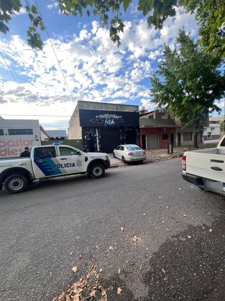 Dos detenidos, un par de autos secuestrados y una pistola en un lavadero de vehículos de barrio Trocha