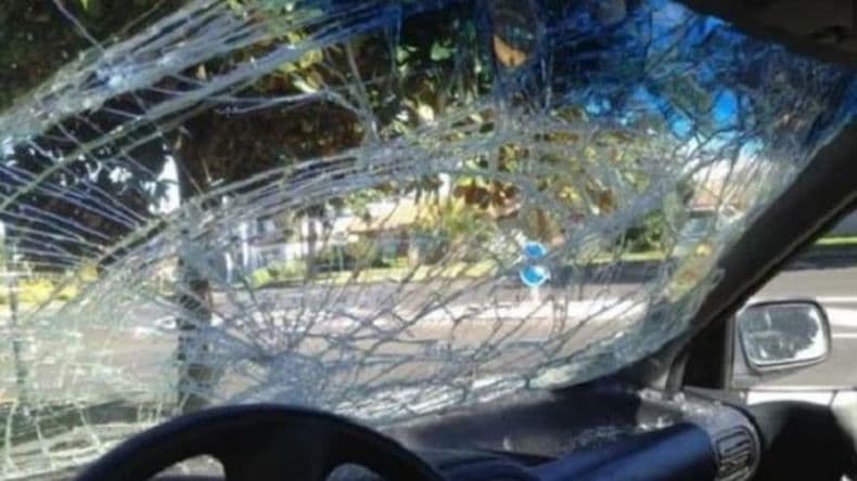 Lo sacaron del grupo de Whatsapp del barrio y le rompió el auto al administrador
