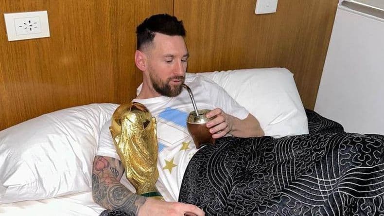 Messi y el mejor despertar: mates en la cama y abrazado a la Copa del Mundo
