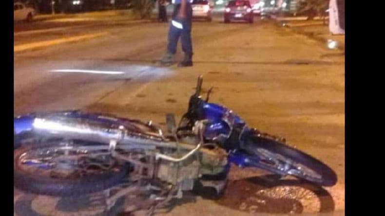 Dos jóvenes en estado grave tras un choque entre dos motos y una camioneta
