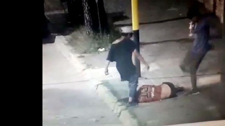 Está en coma un hombre que fue atacado por dos menores