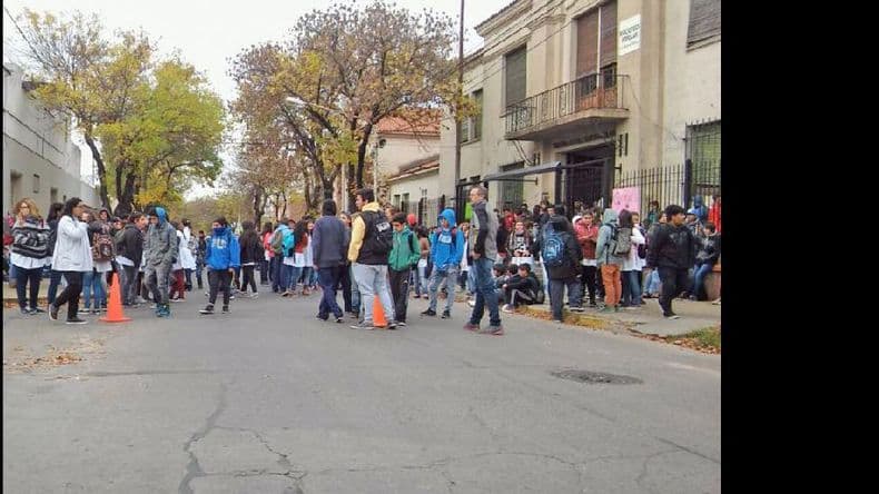 Enérgico reclamo de los estudiantes del EES Nº 5 por la falta de calefacción