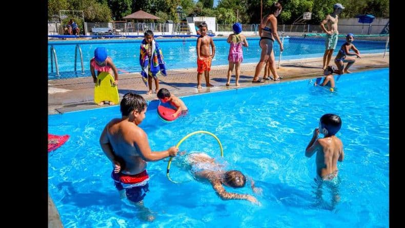 Mientras los alumnos de los CDC disfrutan de la pileta, se realizan mejoras en las sedes