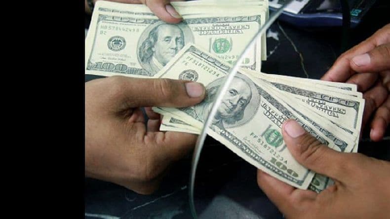 En algunos bancos el dólar cotizó a 20 pesos y en promedio cerró en 19,90