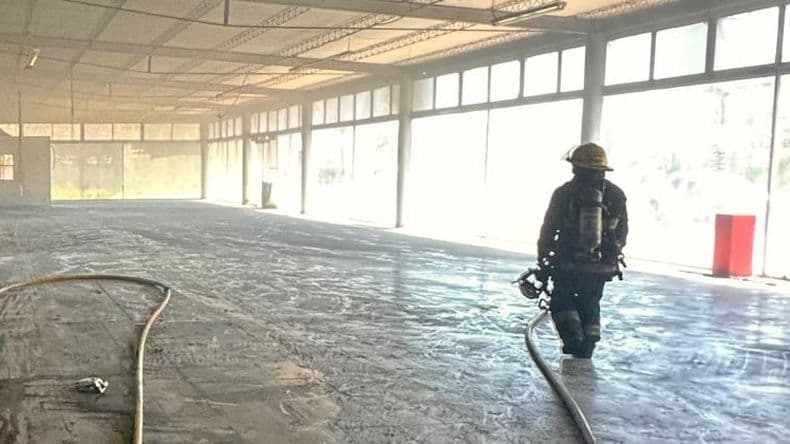 Despliegue de rescatistas por incendio en un galpón desocupado en avenida Buccar