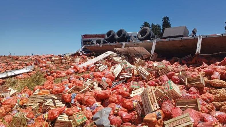 Volcó un camión cargado con cajones de tomates y bolsas de cebollas