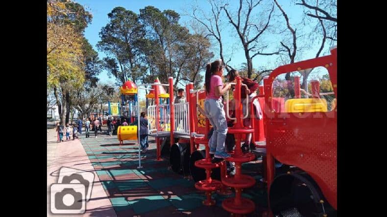 Los chicos de parabienes con los nuevos juegos de la Plaza “Miguel Dávila”