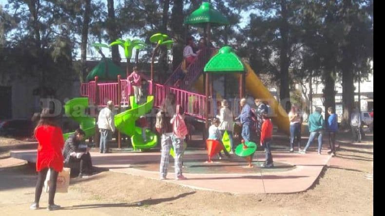 Los nuevos juegos para niños ya se instalaron en la Plaza 25 de Mayo