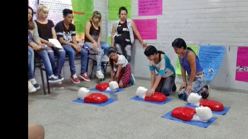 Alumnos y docentes aprenden a salvar vidas