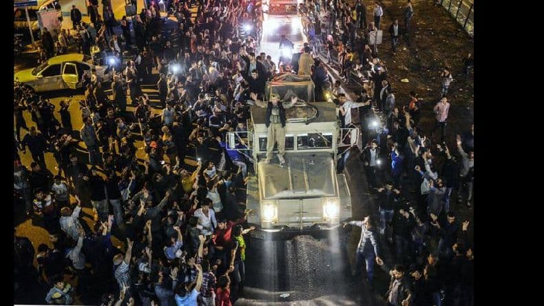 Kurdos iraquíes viajan a Siria vía Turquía para defender a Kobane