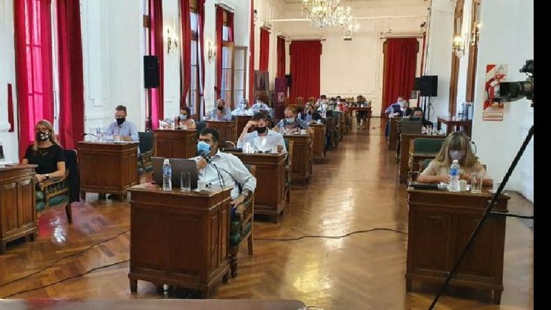 Una sesión del Concejo como eco de la politiquería doméstica