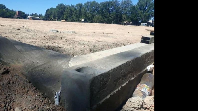 Avanzan los trabajos en la cancha de hockey de césped sintético del lobo