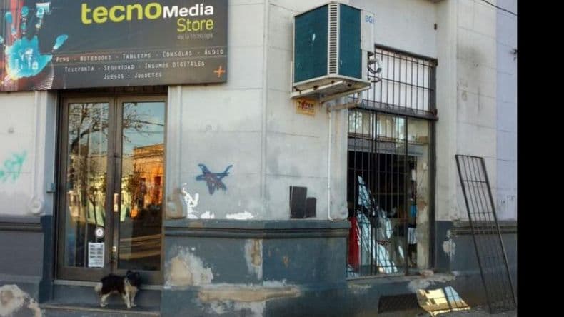 Rompieron la vidriera de un local y robaron elementos de electrónica